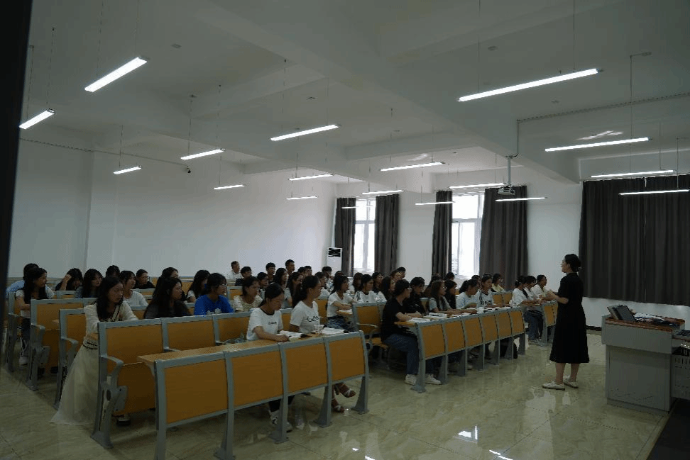 我校领导深入课堂与学生共听“开学第一课”